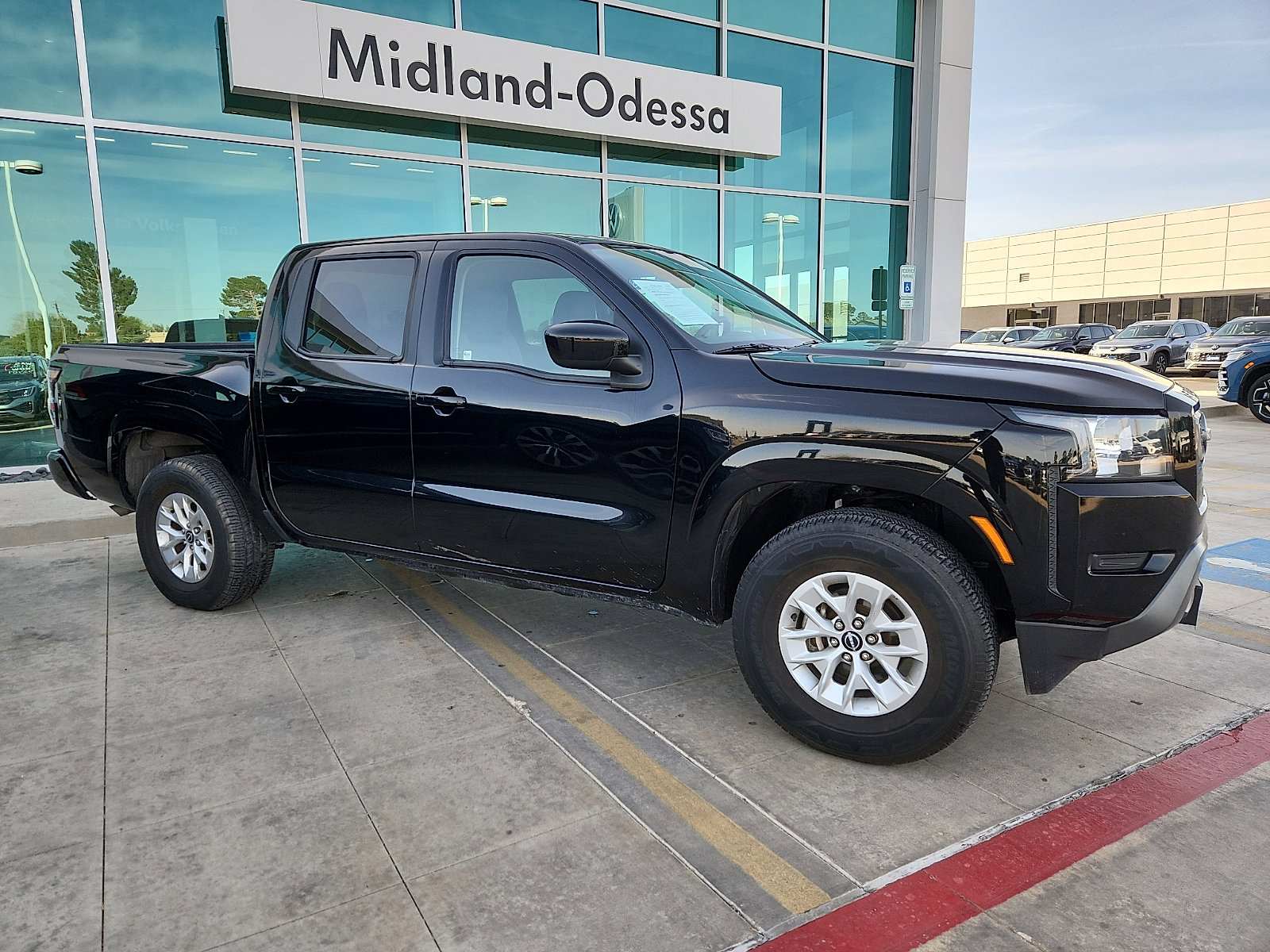 Used 2024 Nissan Frontier SV image 8