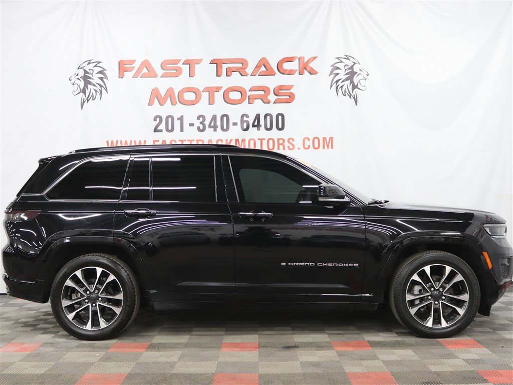 Used 2022 Jeep Grand Cherokee Overland w/ Luxury Tech Group IV AWD/4WD image 4