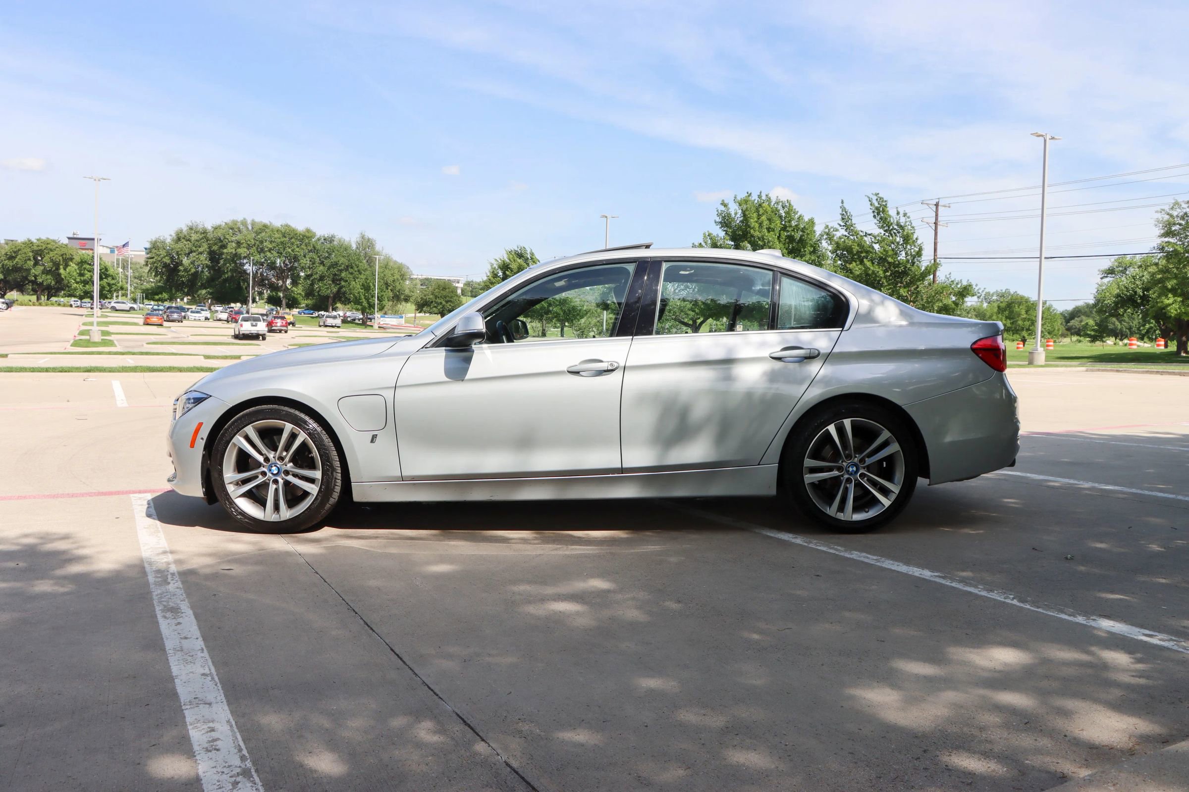 Used 2017 BMW 330e w/ Technology Package RWD image 4