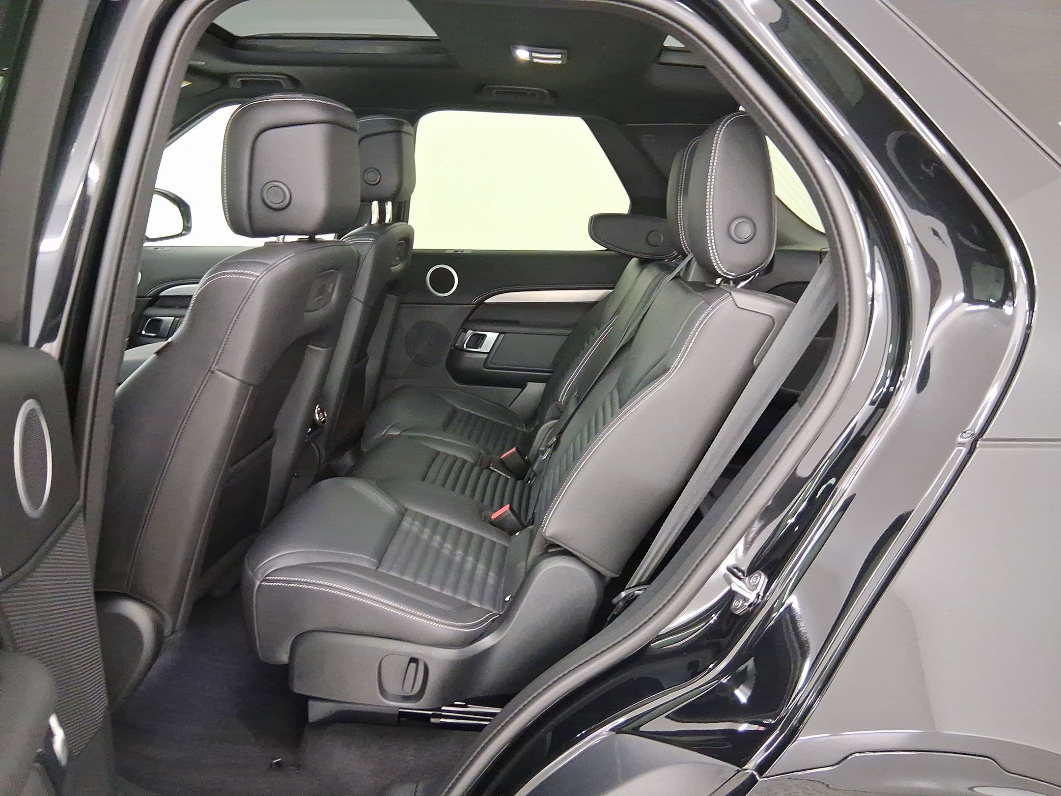 Used 2025 Land Rover Discovery Dynamic SE image 12