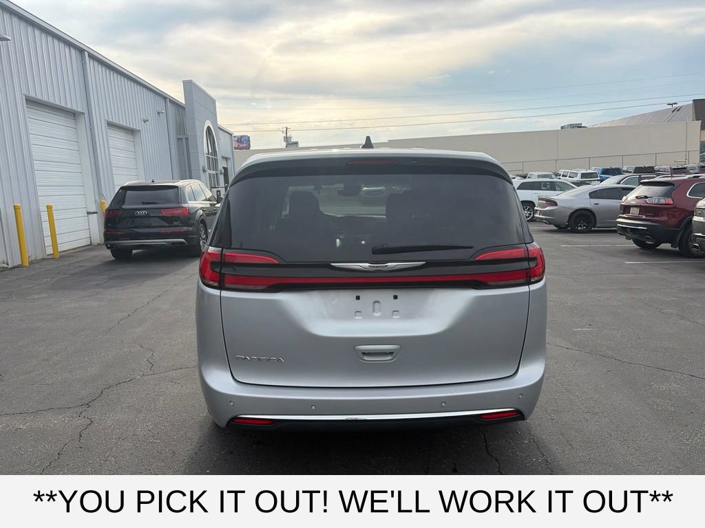 Used 2023 Chrysler Pacifica Touring-L FWD image 5