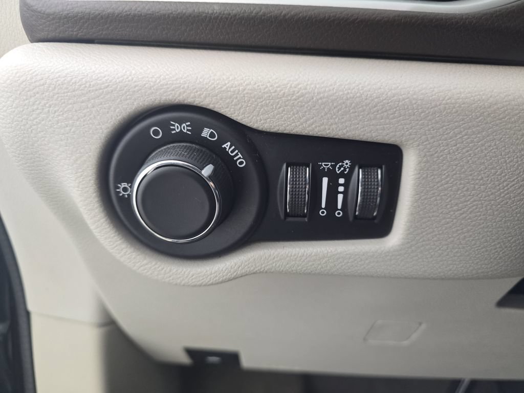 Used 2017 Chrysler Pacifica Touring w/ Tire & Wheel Group FWD image 30