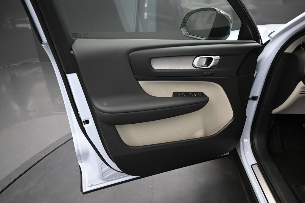 New 2026 Volvo XC40 B5 Plus w/ Protection Package Premier AWD/4WD image 9