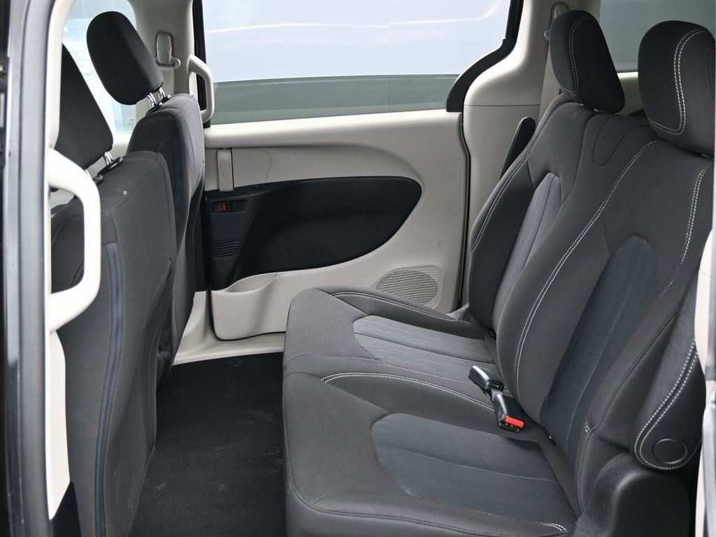 Used 2020 Chrysler Voyager L image 31