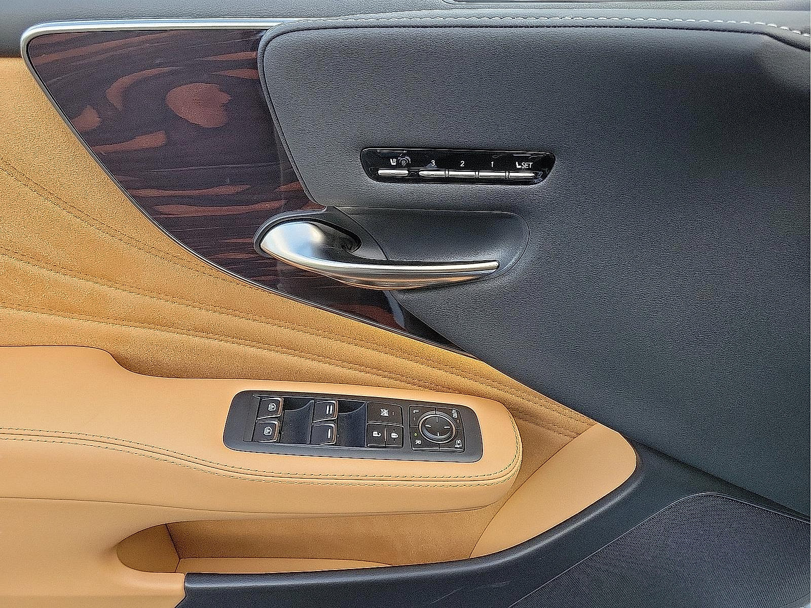Used 2022 Lexus LS 500 AWD w/ Luxury Package image 24