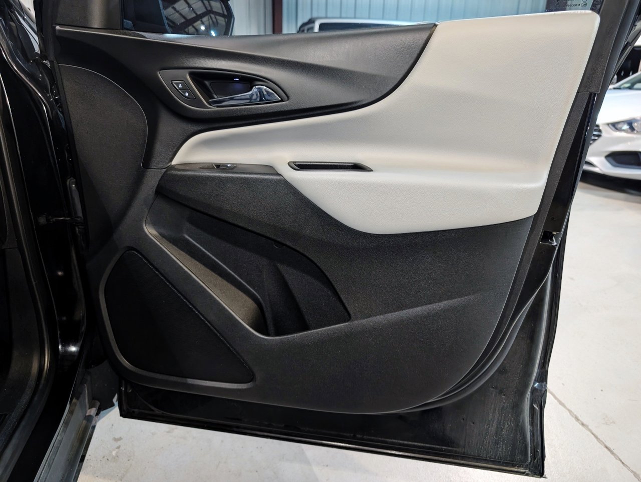 Used 2020 Chevrolet Equinox LS image 27