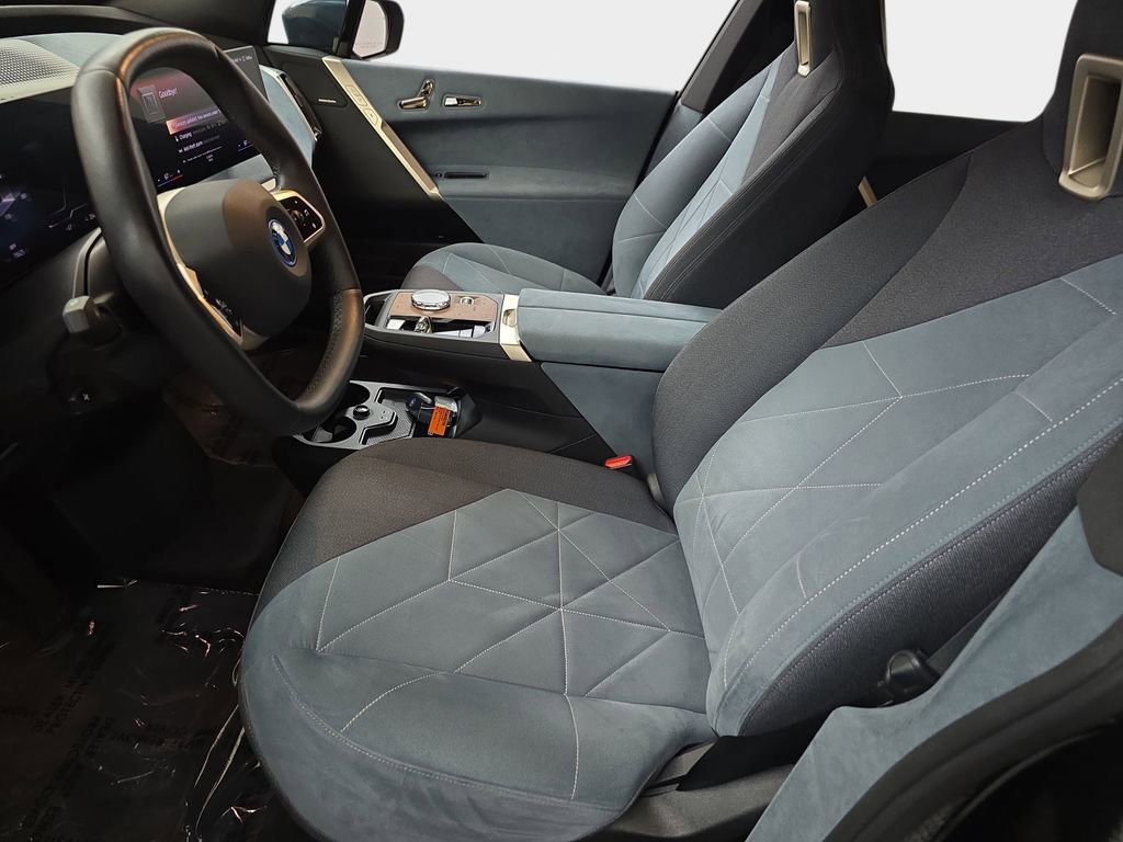 Used 2023 BMW iX xDrive50 w/ Premium Package image 18