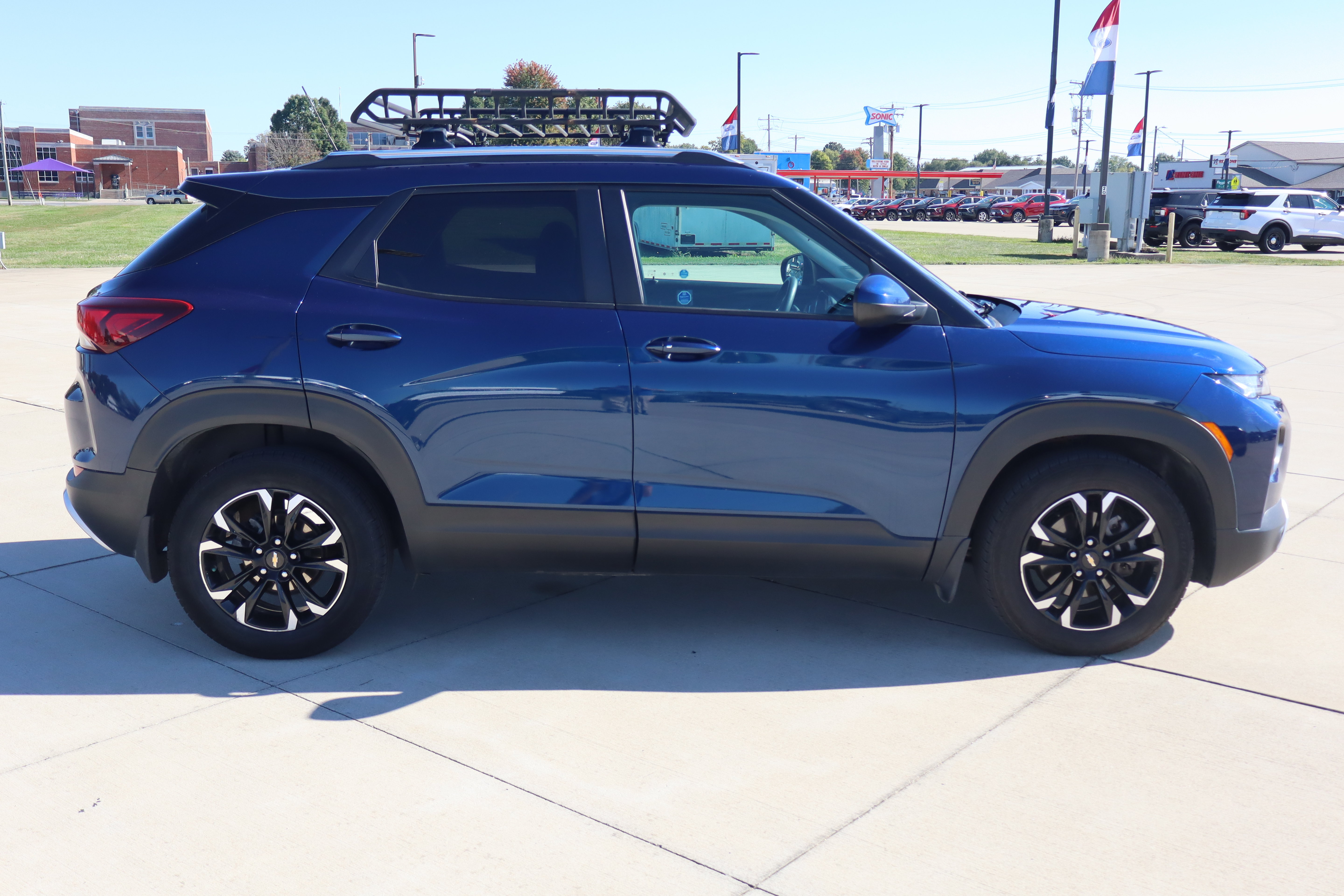 Used 2022 Chevrolet TrailBlazer LT w/ LPO, Blackout Package FWD image 5