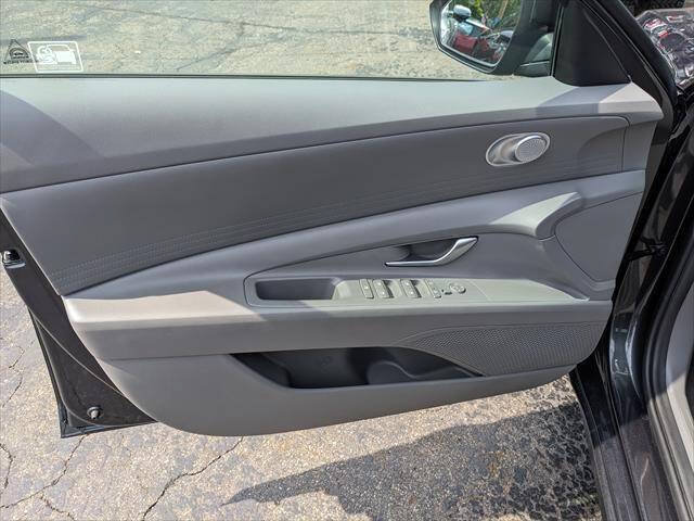Used 2021 Hyundai Elantra SE FWD image 11