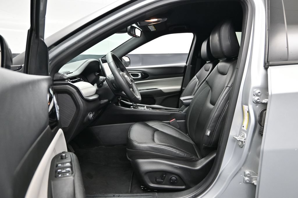 Used 2025 Jeep Compass Limited AWD/4WD image 18