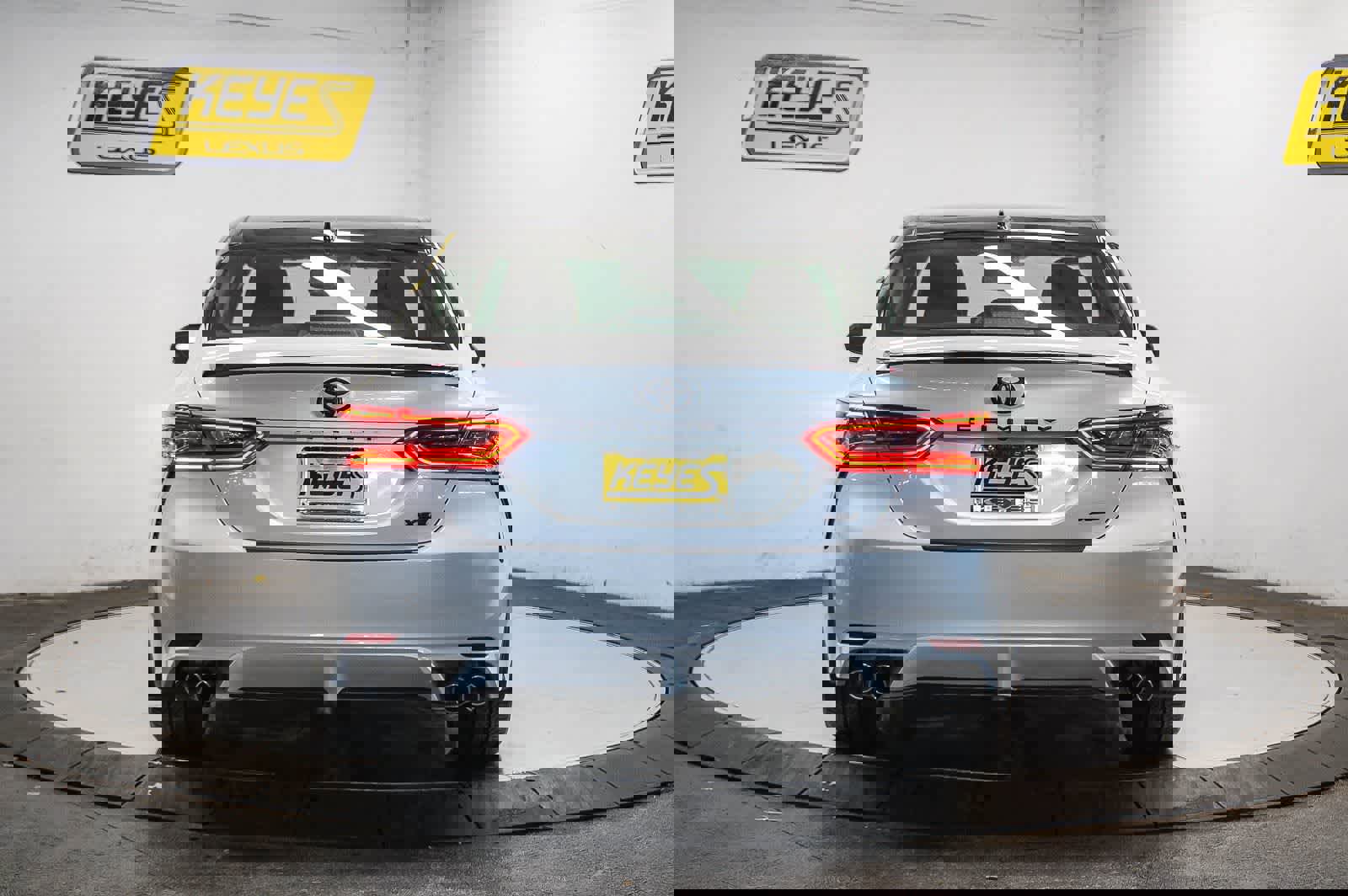 Used 2023 Toyota Camry XSE FWD image 3