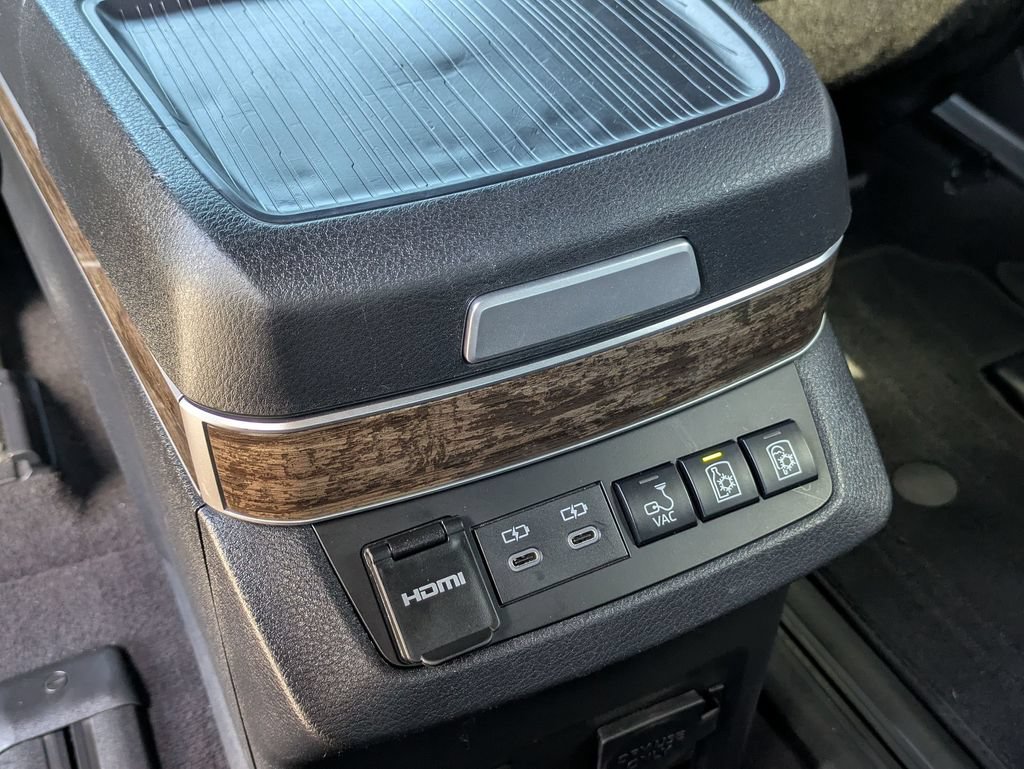 Used 2025 Toyota Sienna Platinum FWD image 31
