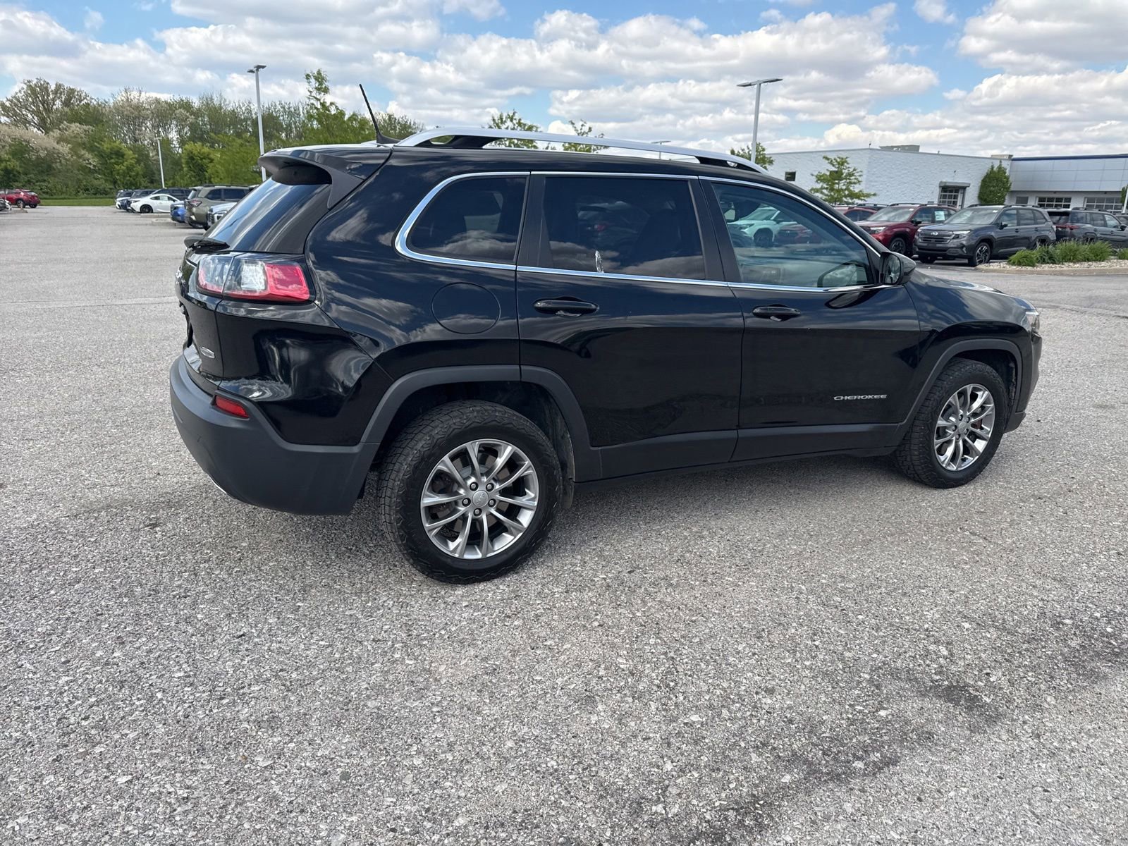 Used 2019 Jeep Cherokee Latitude Plus w/ Comfort/Convenience Group FWD image 10