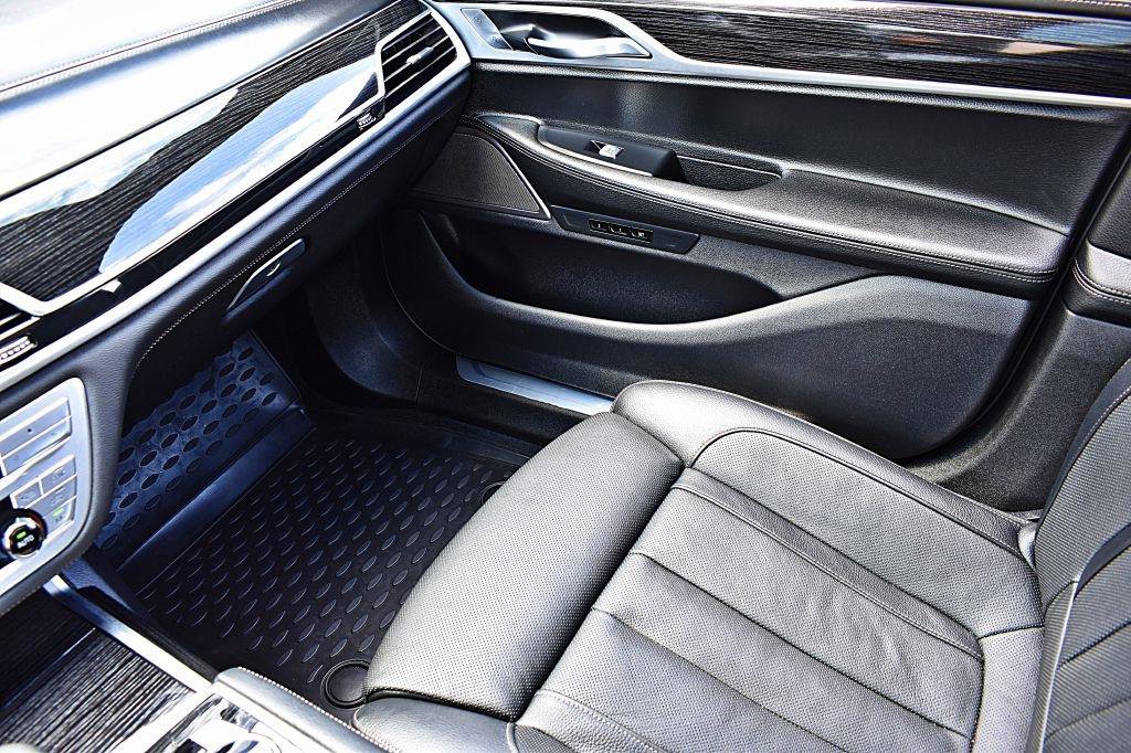 Used 2019 BMW 740i w/ Executive Package RWD image 37