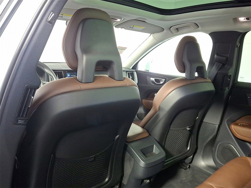 Used 2018 Volvo XC60 T5 Momentum w/ Vision Package image 14