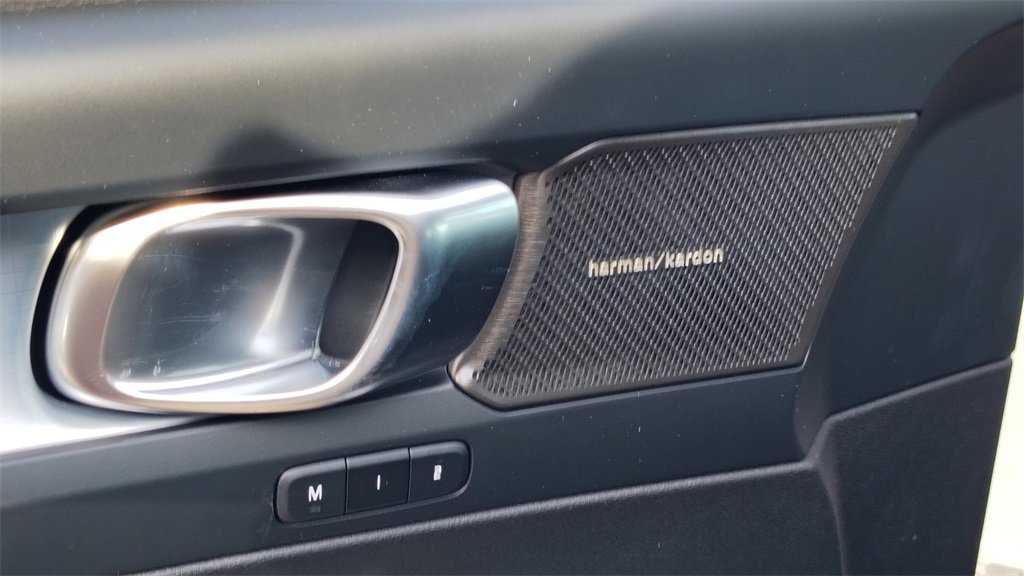 New 2026 Volvo XC40 B5 Ultra w/ Protection Package Premier image 9