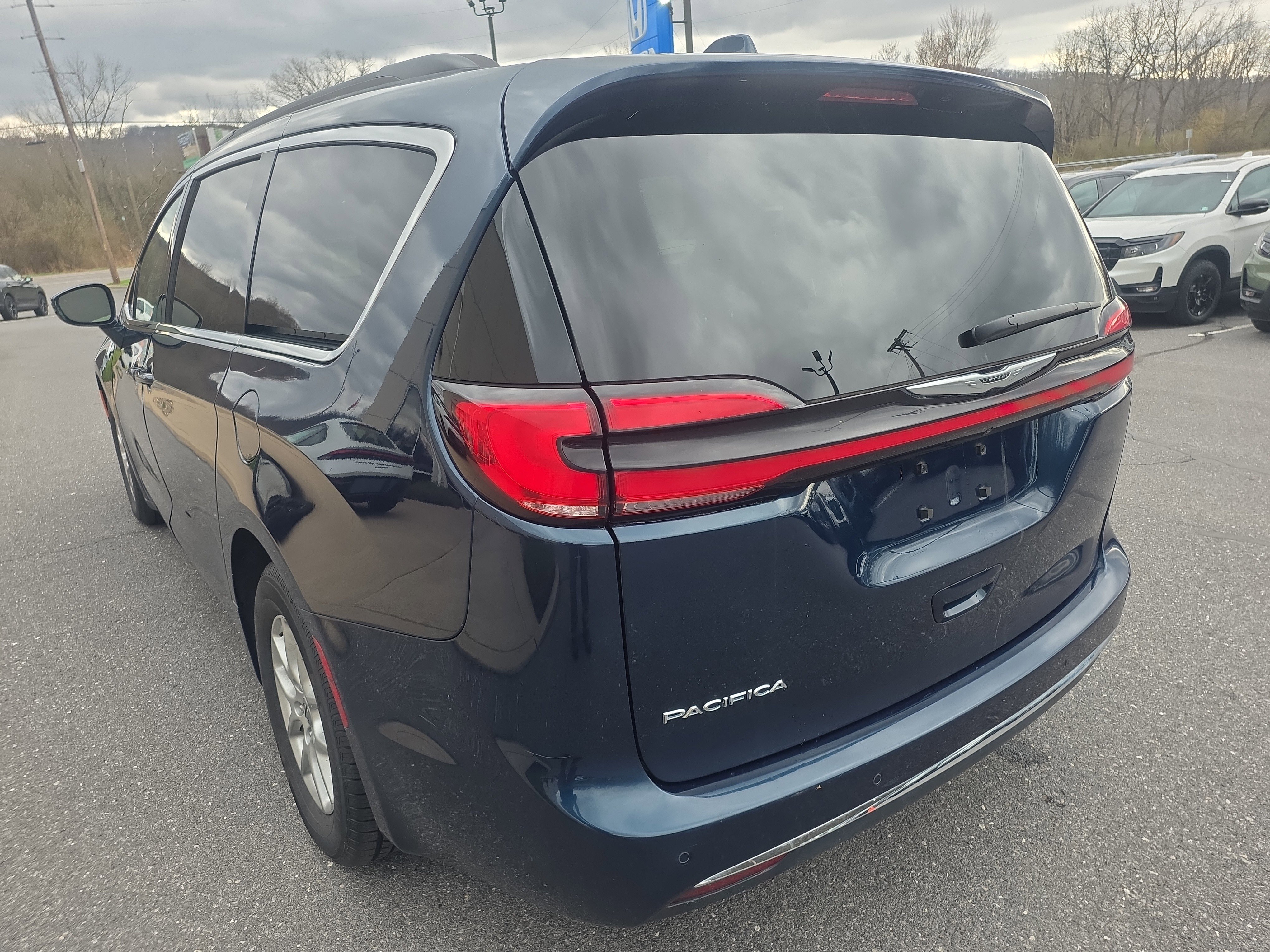 Used 2022 Chrysler Pacifica Touring-L image 7