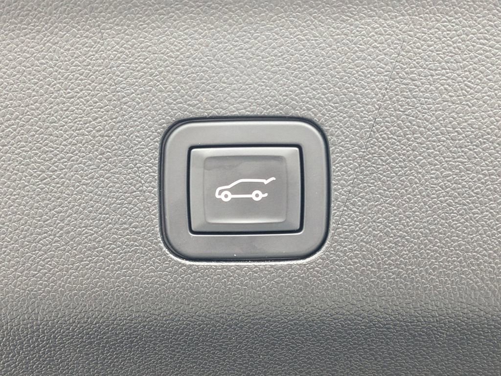 Used 2024 GMC Yukon Denali w/ Advanced Technology Package image 13