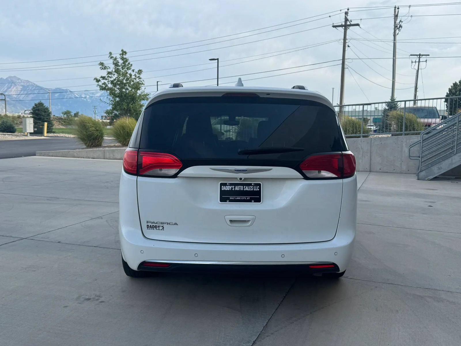 Used 2018 Chrysler Pacifica Touring-L FWD image 4