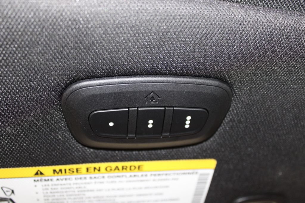 Used 2025 Chrysler Pacifica Limited FWD image 47