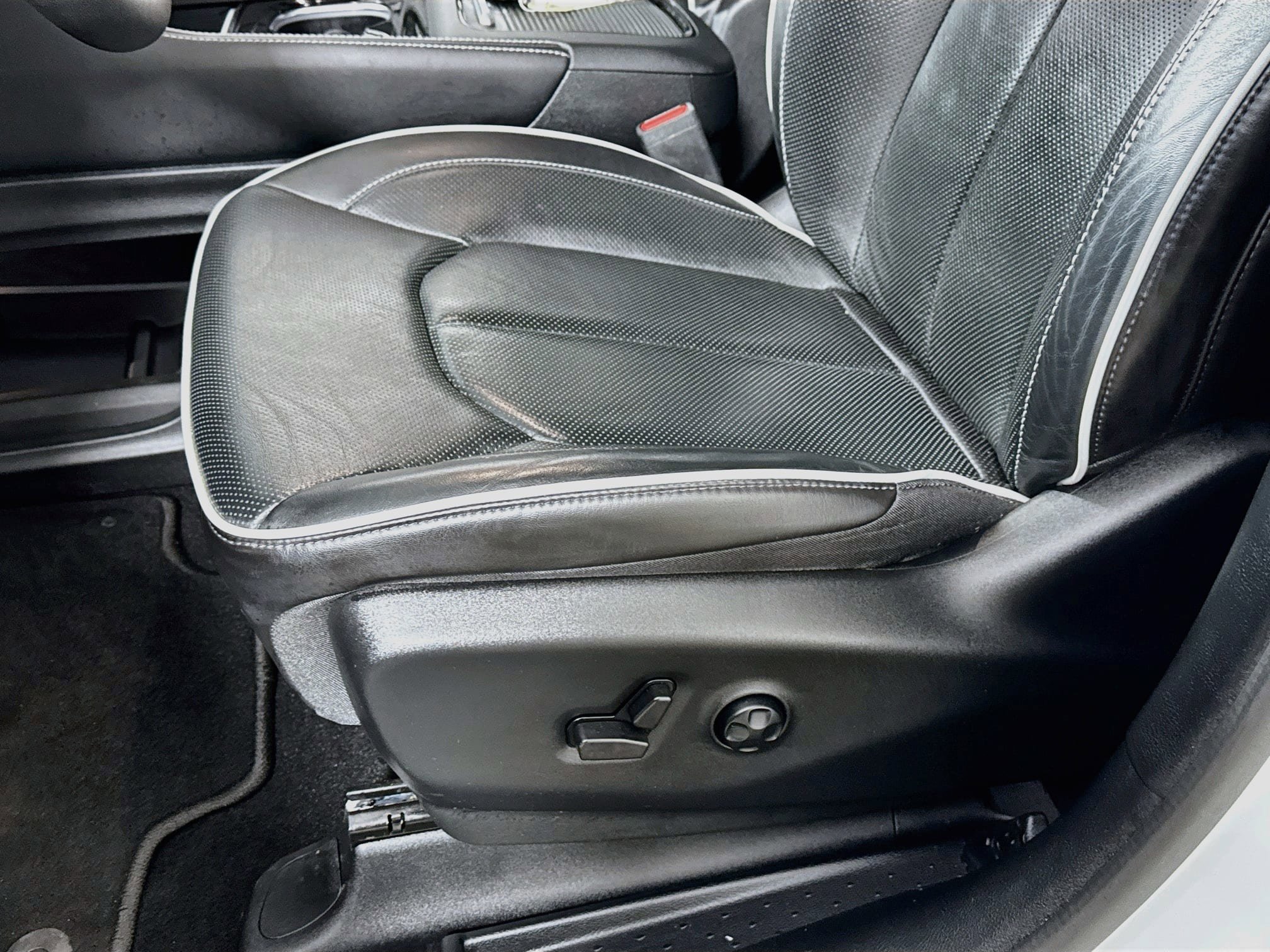 Used 2023 Chrysler Pacifica Limited w/ Uconnect Theater Family Group FWD image 21