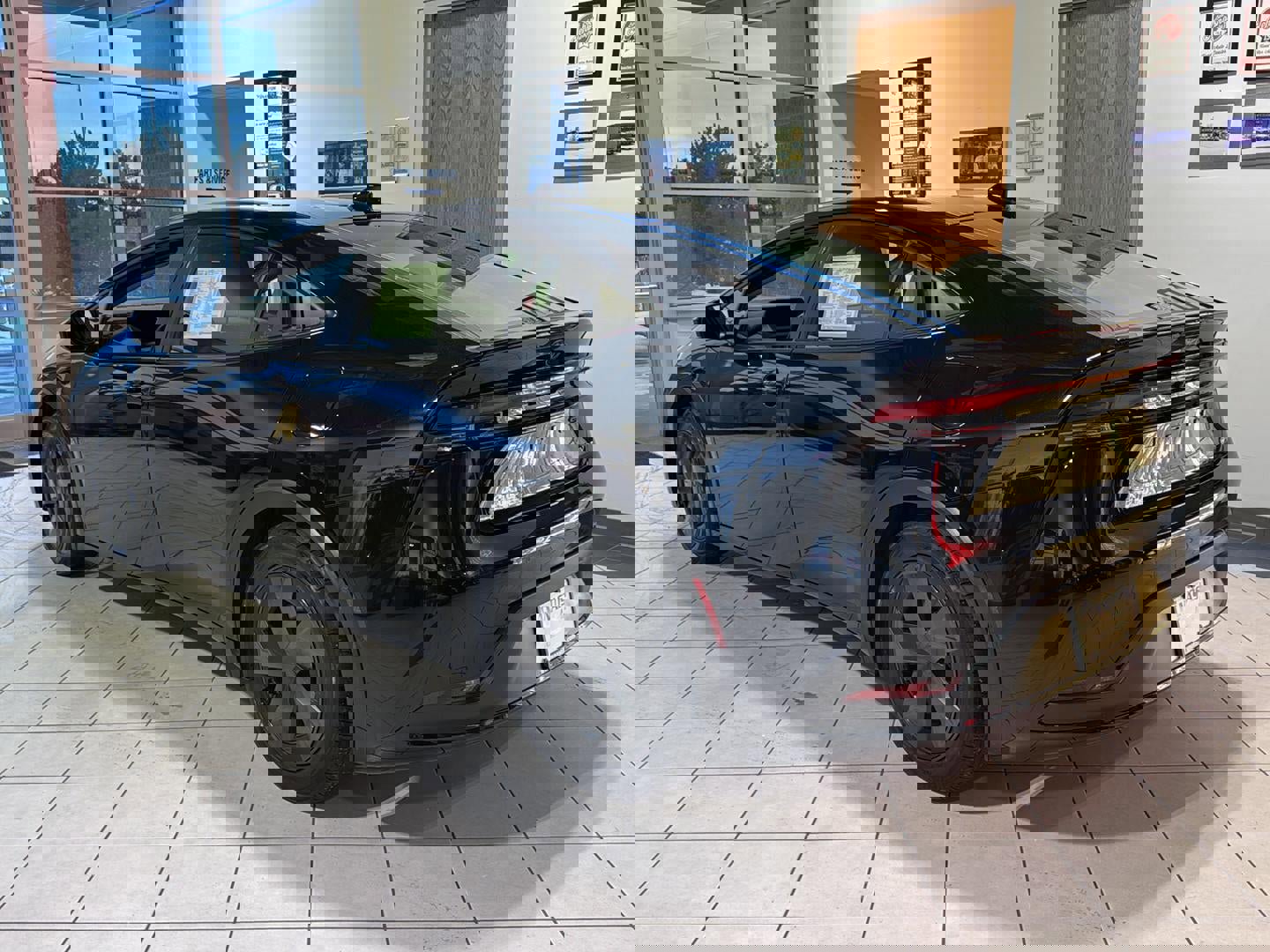 Used 2024 Toyota Prius LE image 4