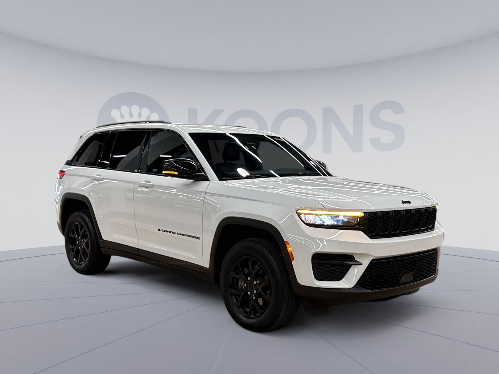 Used 2025 Jeep Grand Cherokee Altitude AWD/4WD image 2