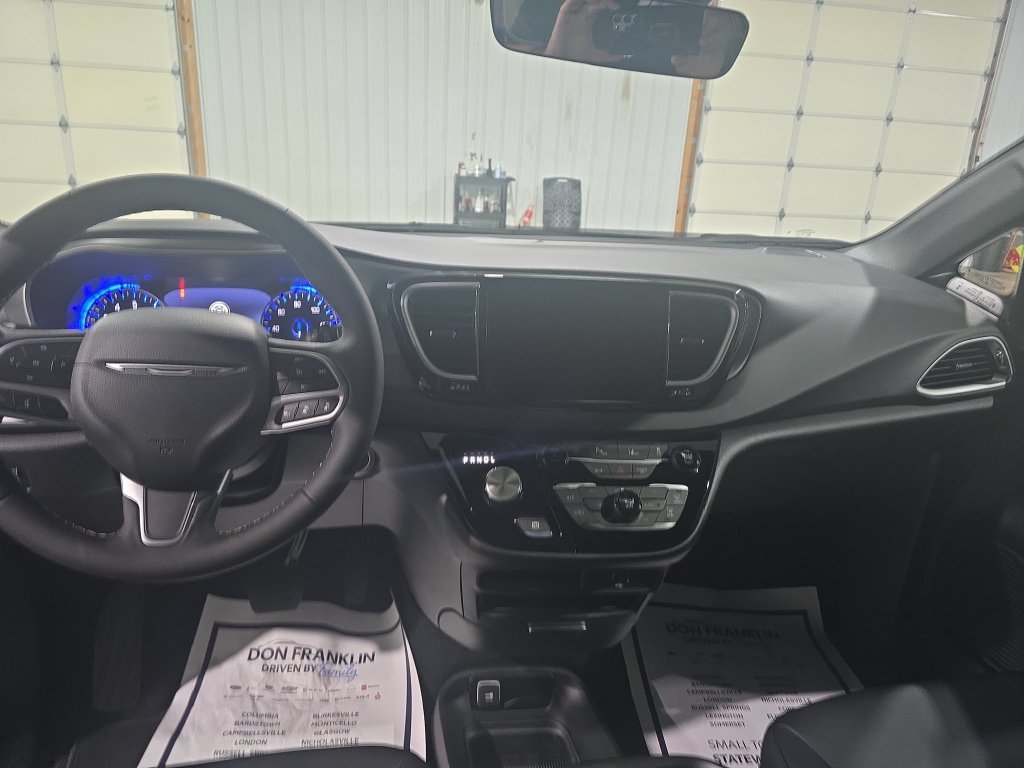New 2027 Chrysler Pacifica LX FWD image 15