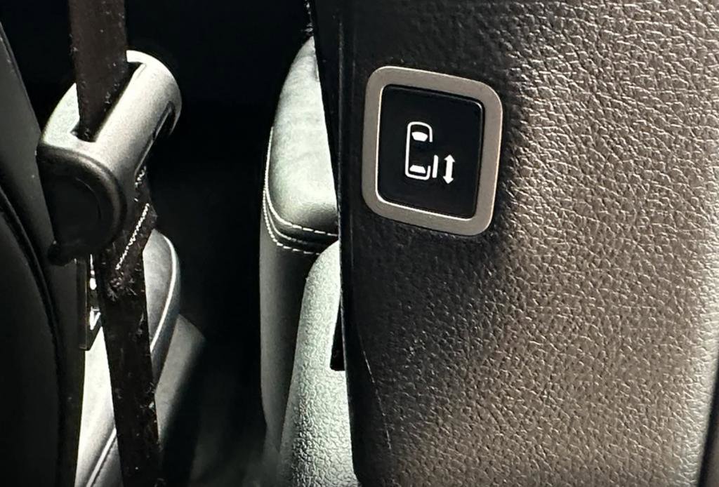 Used 2025 Chrysler Pacifica Select image 5