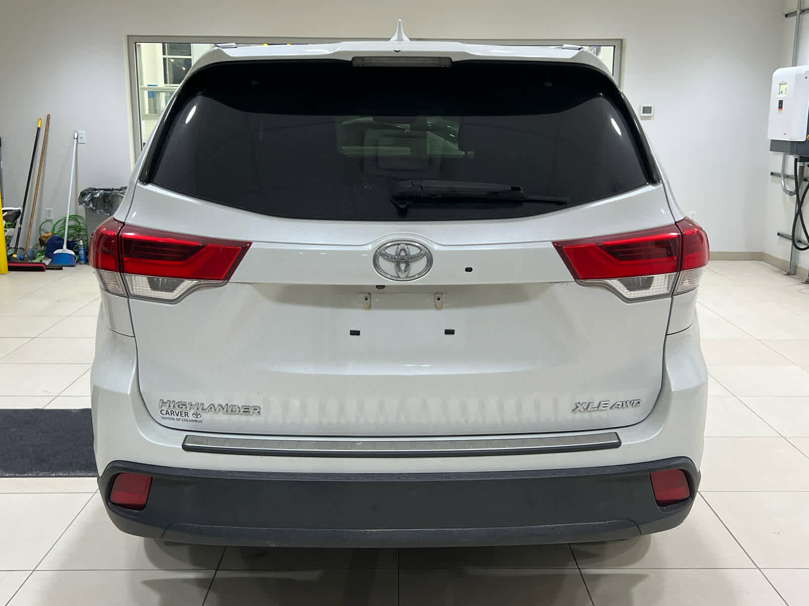 Used 2019 Toyota Highlander XLE w/ Carpet Mat Package (TMS) image 6