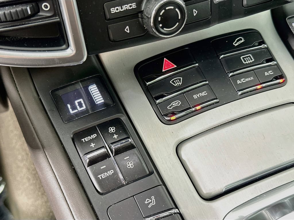 Used 2015 Porsche Cayenne Turbo AWD/4WD image 18