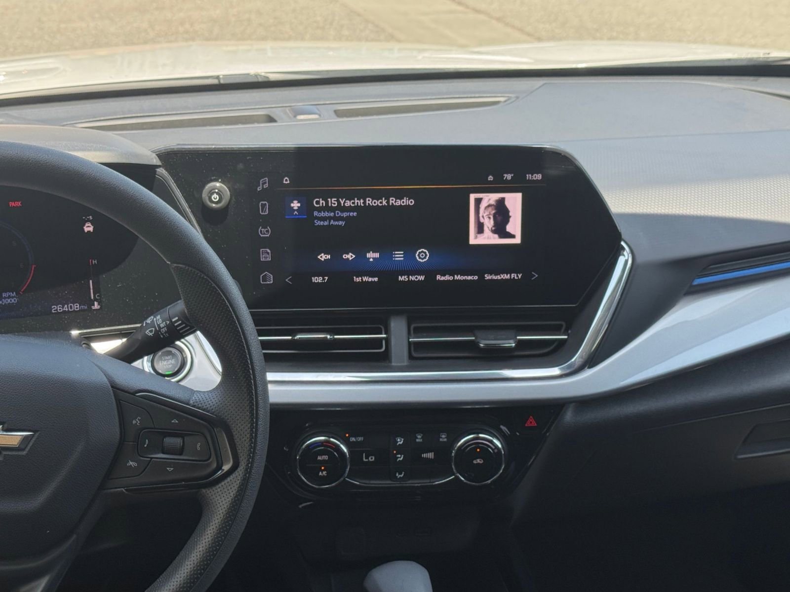 Used 2025 Chevrolet Trax LT FWD image 17