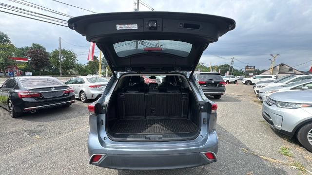 Used 2021 Toyota Highlander XLE AWD/4WD image 18