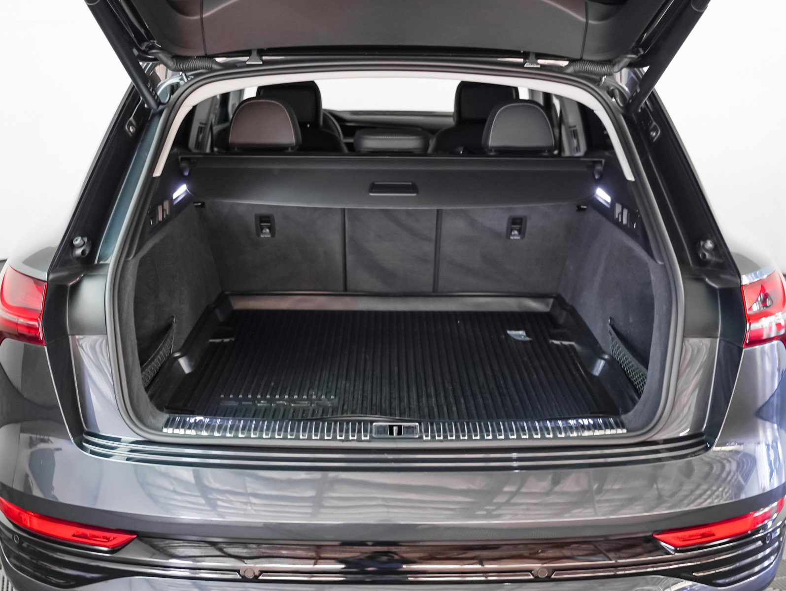 Used 2024 Audi Q8 e-tron Premium Plus w/ Premium Plus Package image 11