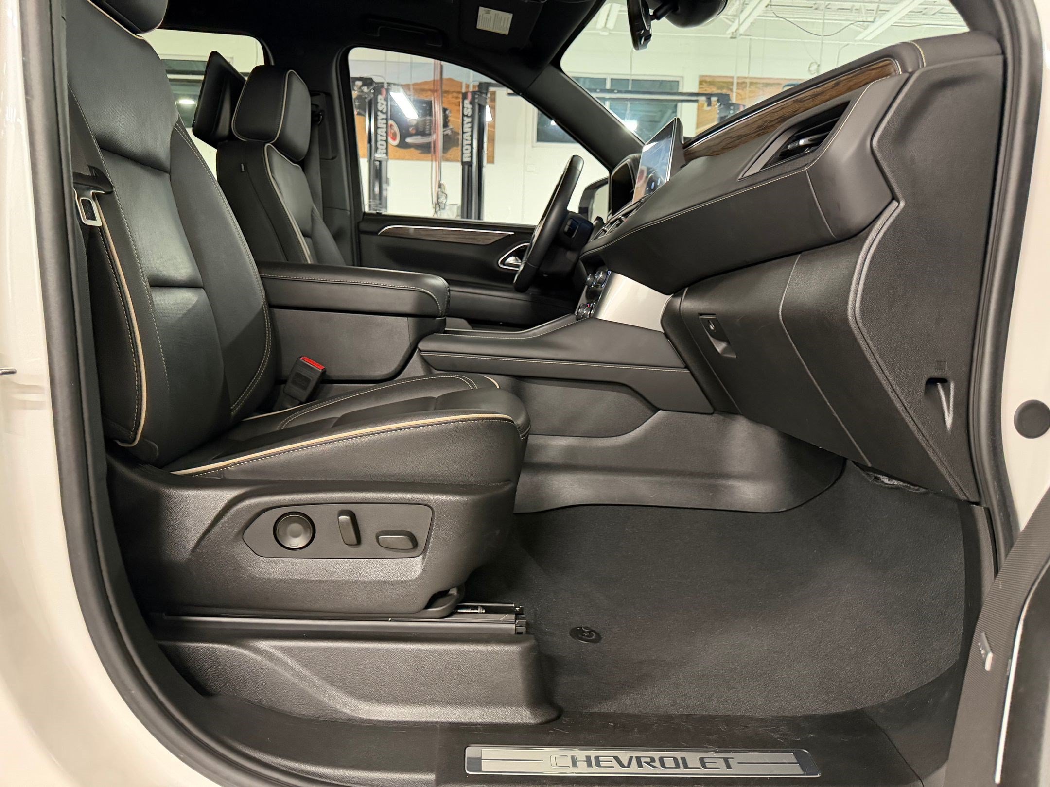 Used 2024 Chevrolet Tahoe Premier w/ Advanced Technology Package AWD/4WD image 32