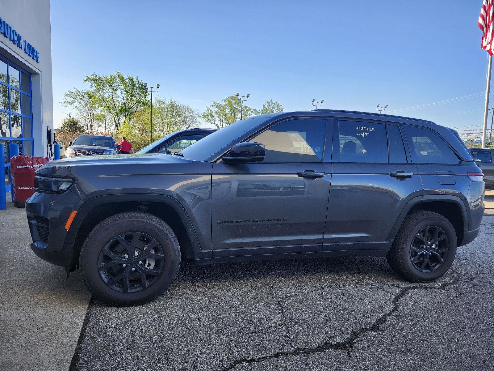 Used 2024 Jeep Grand Cherokee Altitude image 2