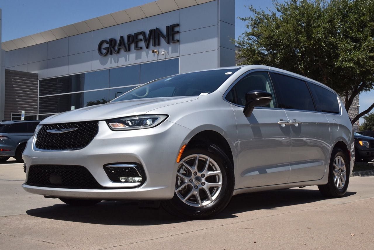 Used 2024 Chrysler Pacifica Touring-L FWD image 2