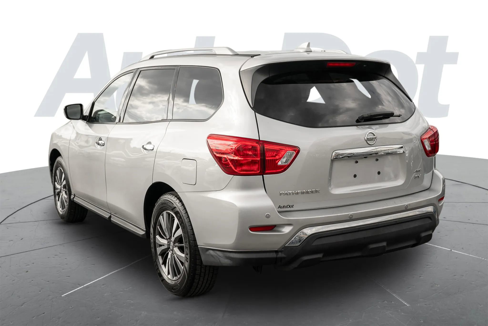 Used 2019 Nissan Pathfinder SV image 2