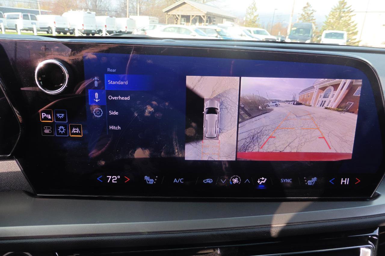 Used 2025 Chevrolet Traverse LT w/ Sun and Wheel Package image 17