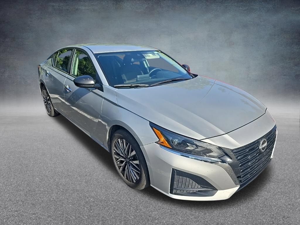 Used 2025 Nissan Altima 2.5 SV FWD image 8