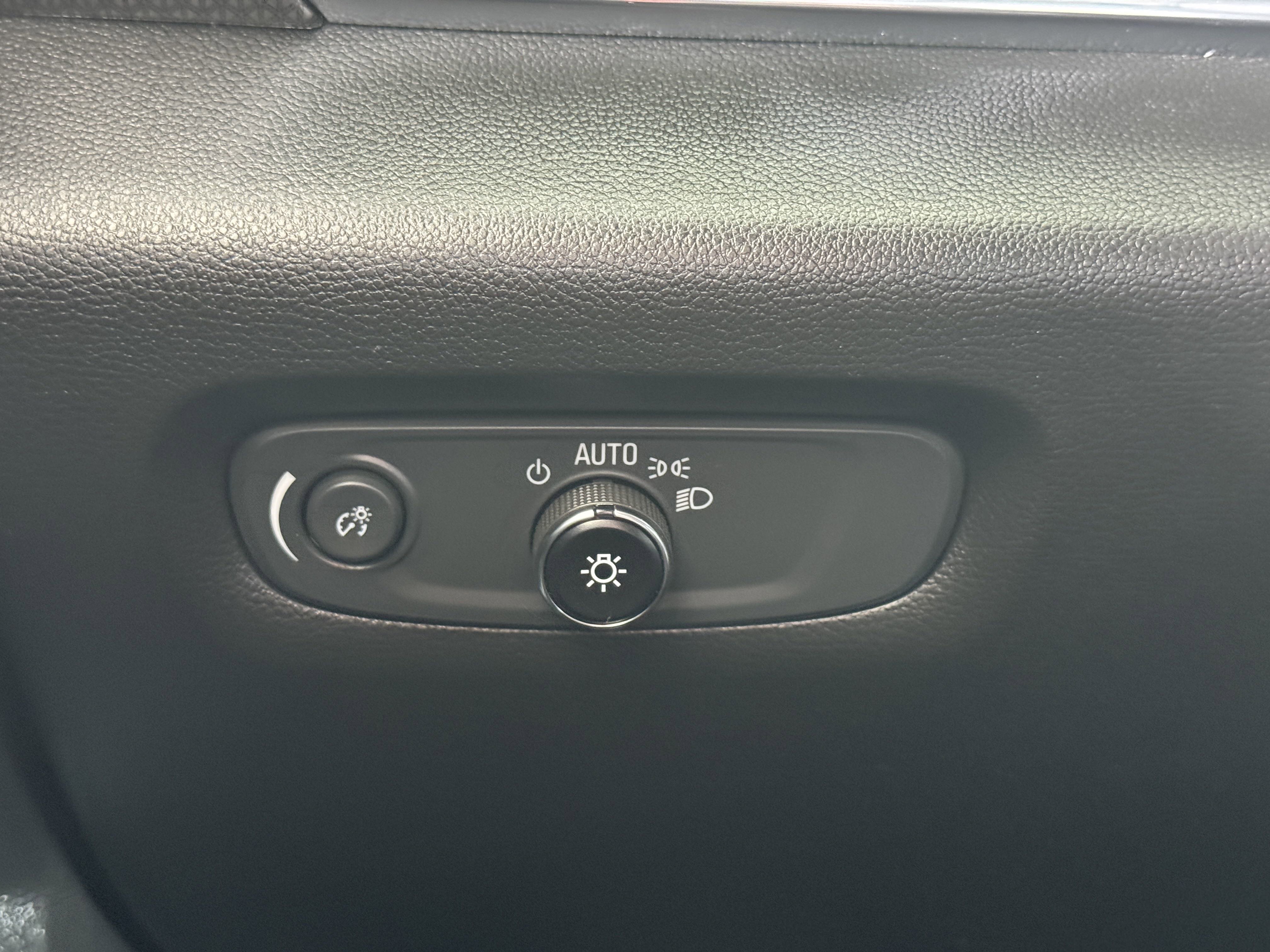 Used 2023 Chevrolet Traverse Premier image 29