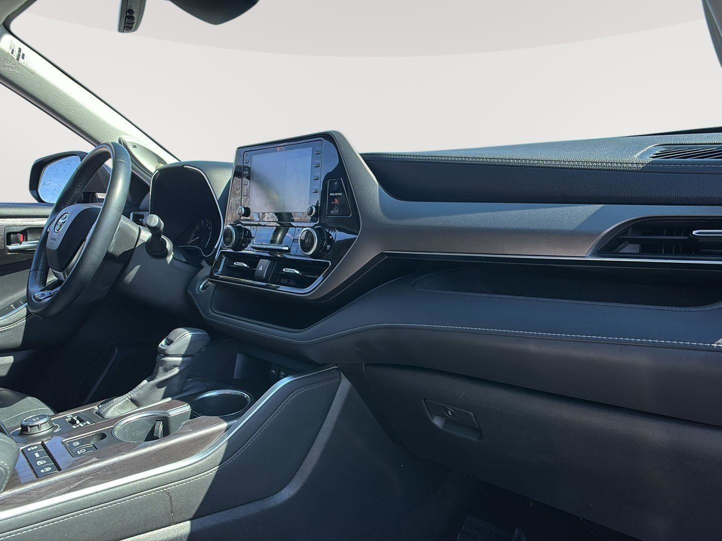 Used 2020 Toyota Highlander Limited image 11