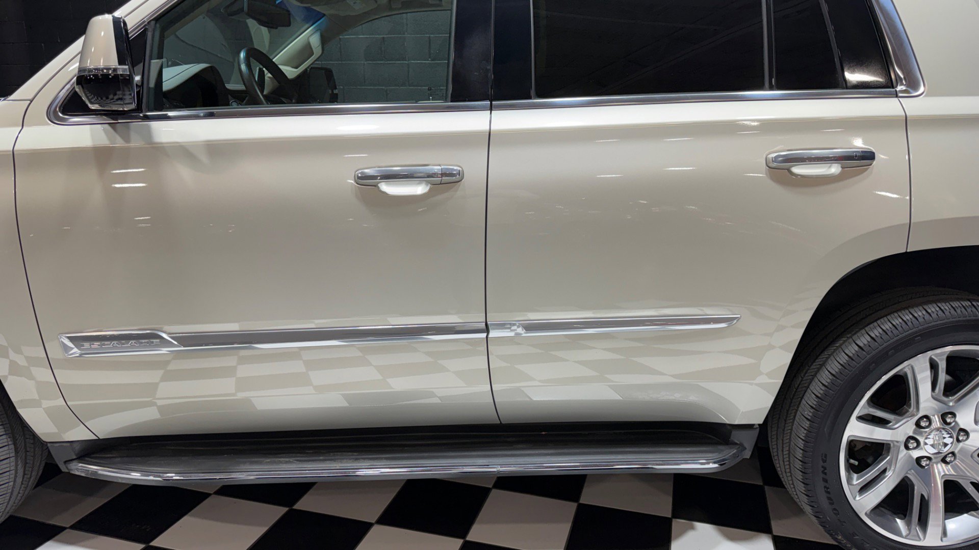 Used 2015 Cadillac Escalade Luxury image 15