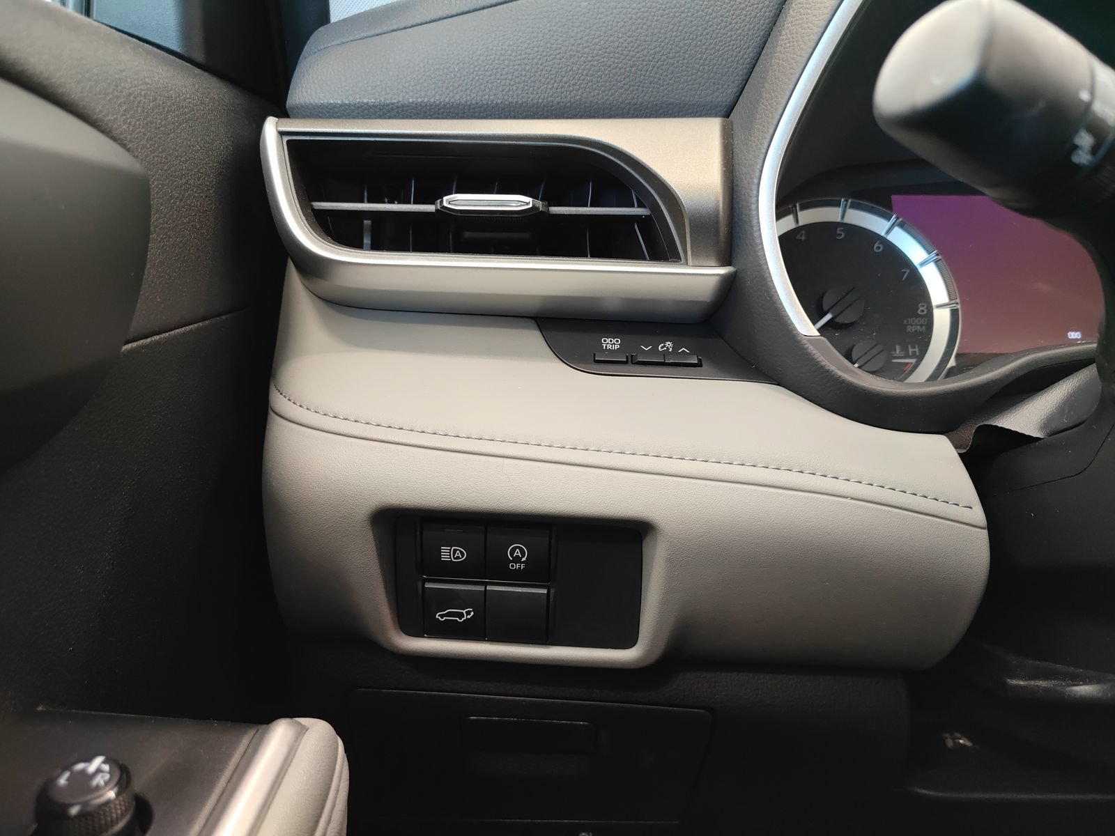 Used 2024 Toyota Highlander XLE FWD image 13