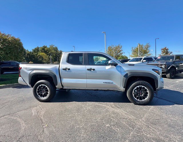 Used 2025 Toyota Tacoma TRD Off-Road AWD/4WD image 17