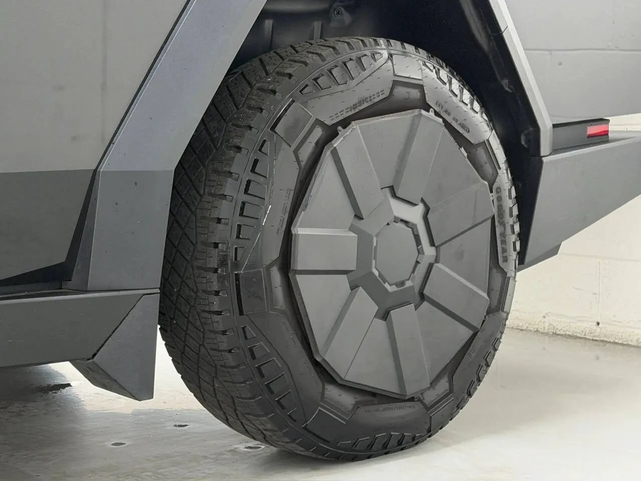 Used 2025 Tesla Cybertruck 2WD Crew Cab image 41