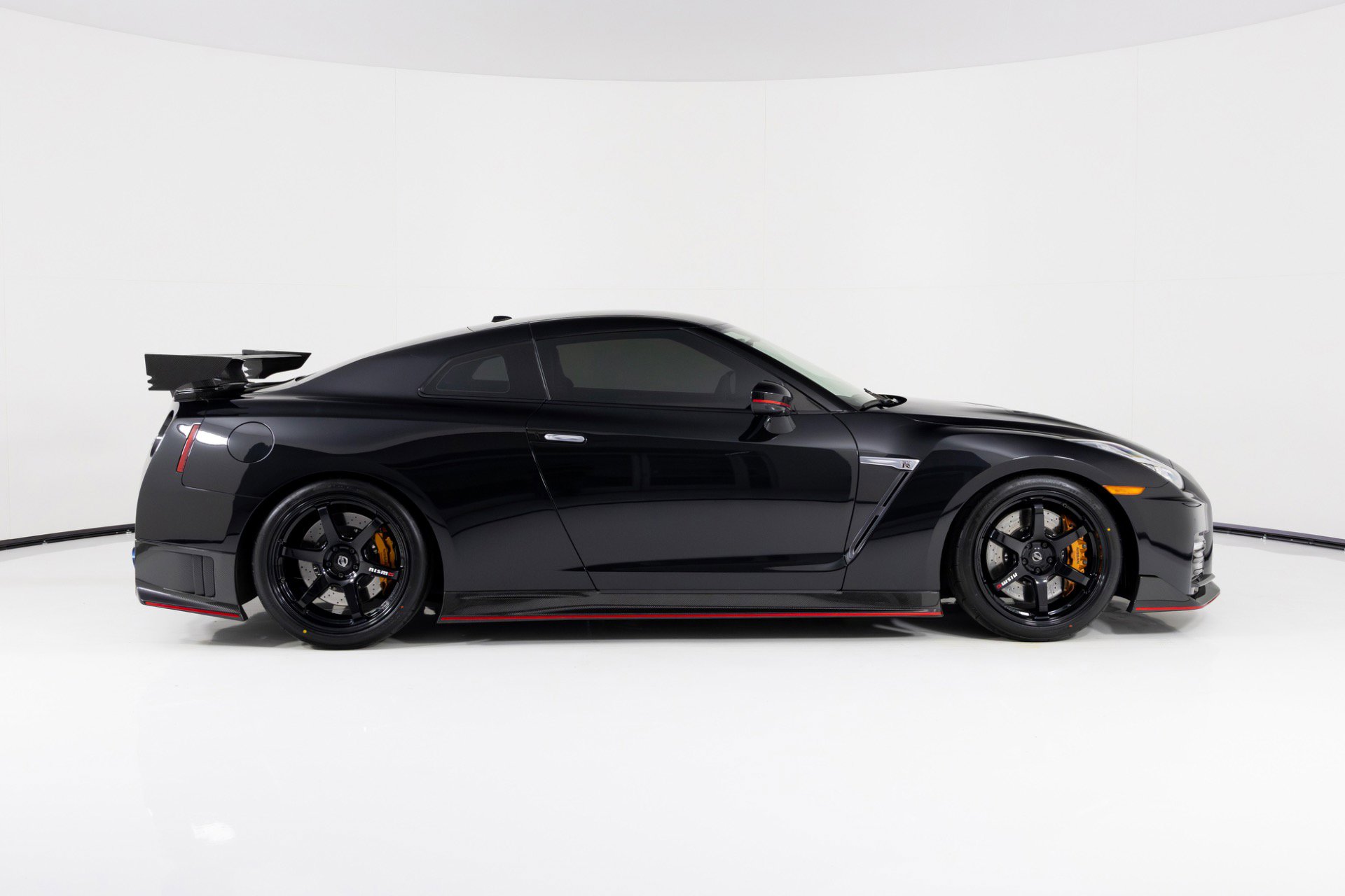 Used 2017 Nissan GT-R NISMO image 2