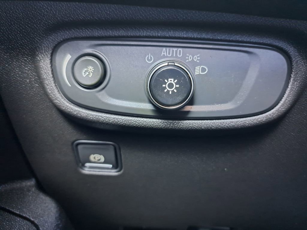 Used 2022 GMC Terrain SLE image 15