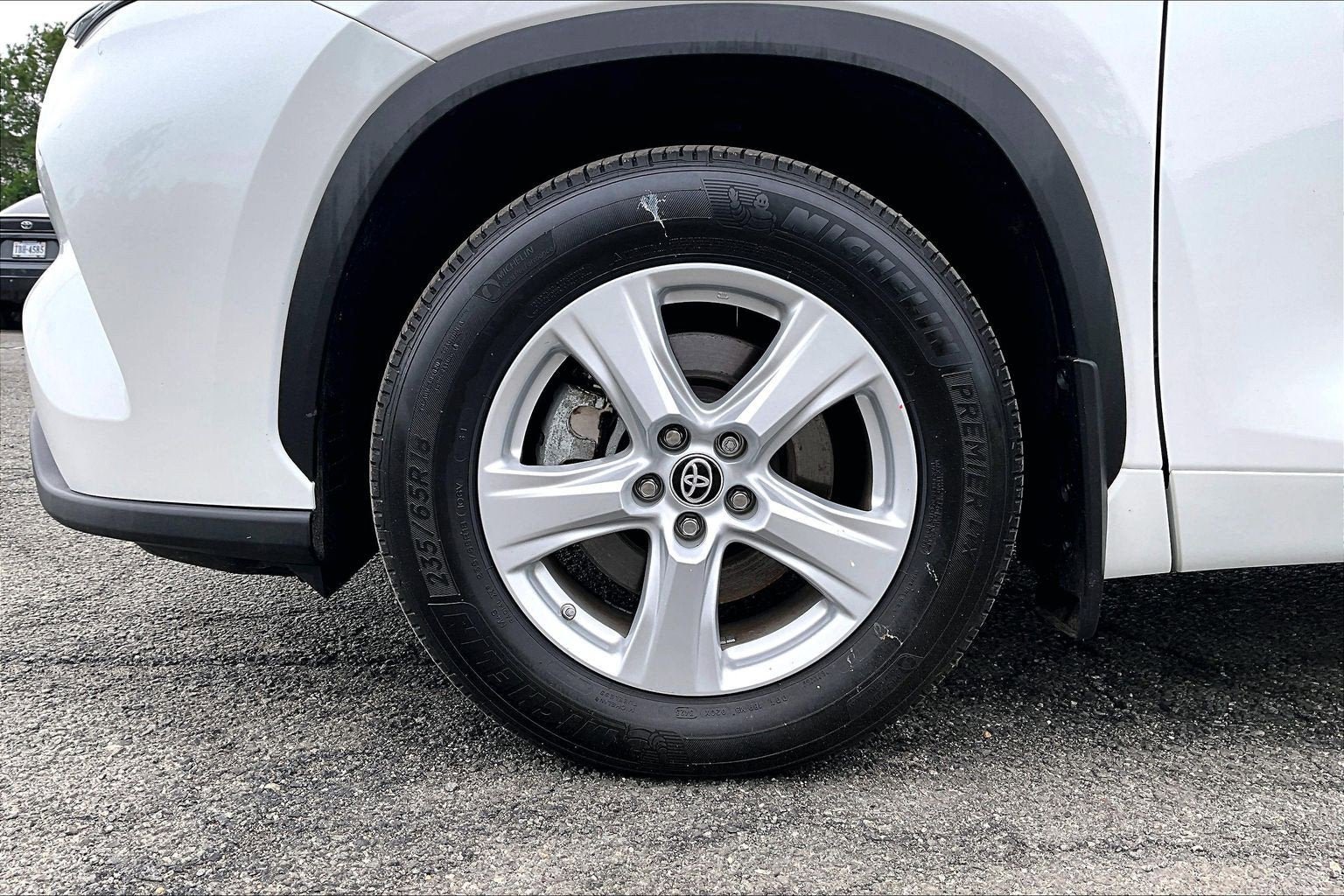 Used 2023 Toyota Highlander LE AWD/4WD image 9