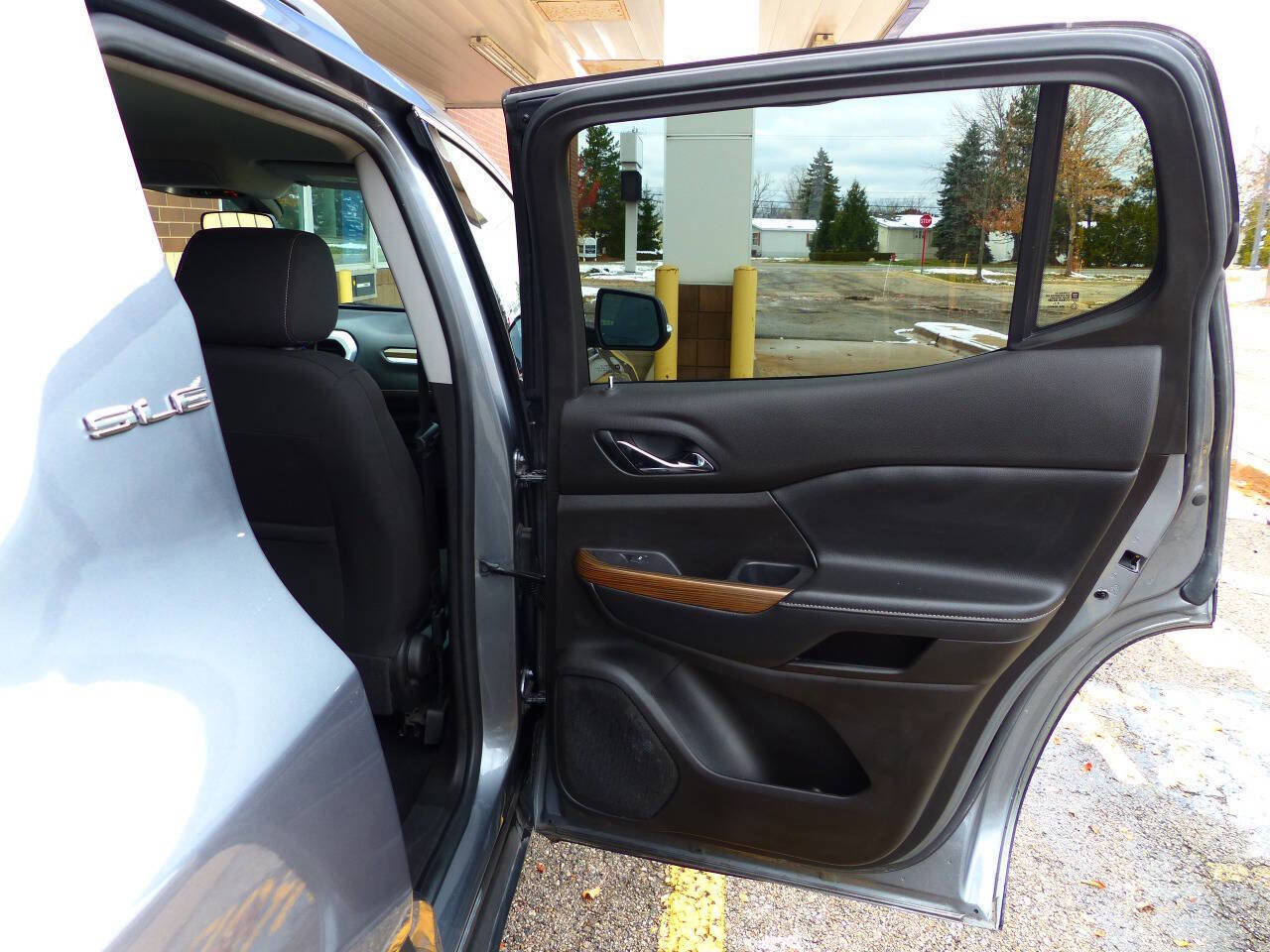 Used 2021 GMC Acadia SLE w/ Driver Convenience Package FWD image 37